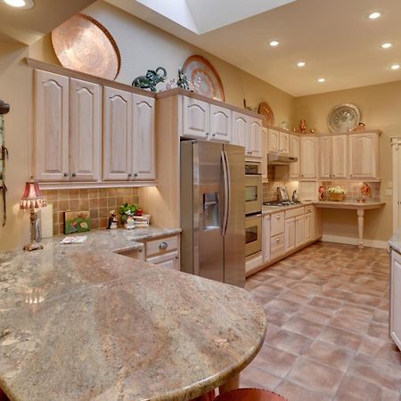 Beautiful Central Fayetteville Townhome With Views! Exterior photo